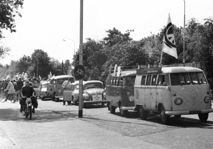 847960 Afbeelding van deelnemers aan een demonstratieve optocht, georganiseerd door het Algemeen Nederlands Jeugd ...